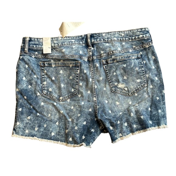 Torrid Heart Print Denim Cutoff Shorts NWT Size 18 Raw Hem Distressed - Picture 3 of 5